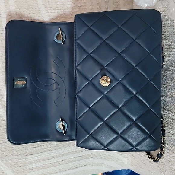 Chanel  Trendy CC Medium  Navy  Quilted Shoulder Bag - Picture 13 of 15